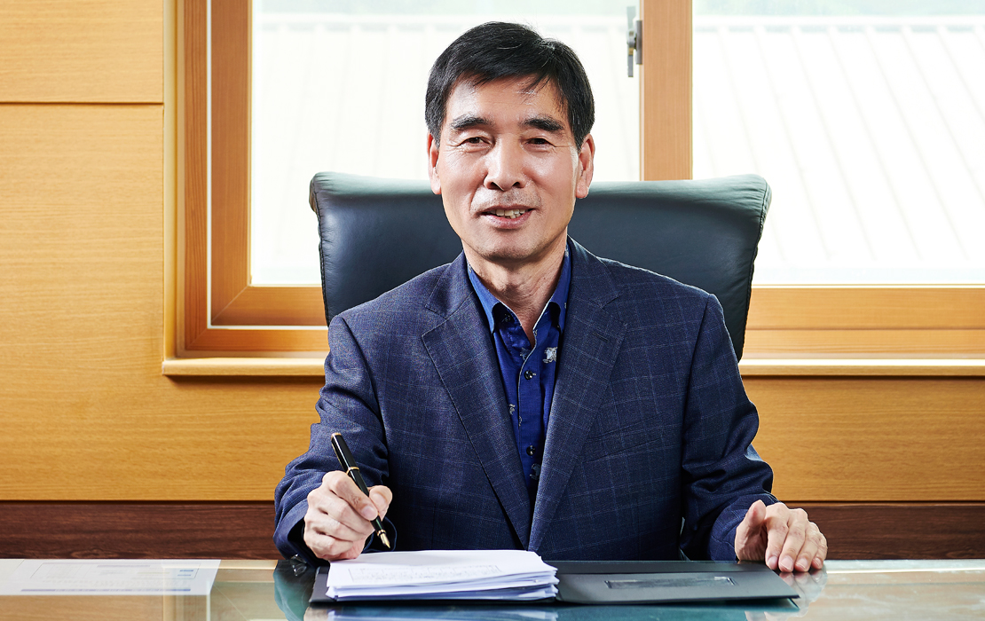 로드맥스엔지너링 대표이사 박현철대표님 사무실책상에 앉아 정면을 바라보고 있는 사진